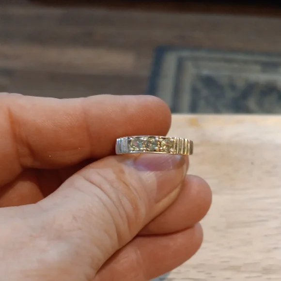 Elegant Silver & Peridot Women's Ring - Picture 1 of 2